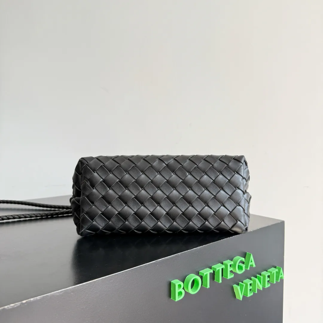 The new Andiamo batch of 3060 BV is shipped‼ ️The classic intercciato weaving process is used to create a soft bag, the metal knot is made of micro-cast aluminum using jewelry technology🪢, and the decorative beads are made of metal and hand-polished oak, allowing you to jump repeatedly between elegance and fun💃, making it unpredictable. Classic and versatile, it shows off your temperament, and the bag has a large capacity, making it very convenient for daily commuting! It has a variety of carrying methods, the shoulder straps can be adjusted by yourself, the original lambskin feels soft and delicate, and the unisex style breaks gender boundaries and brings a more practical and long-lasting use experience. The Andiamo, which has both elegant and casual styles, perfectly interprets the "fashionable old money style". Style number: 743568+wood hardware Color: black gold buckle Size: 25*22*10.5cm